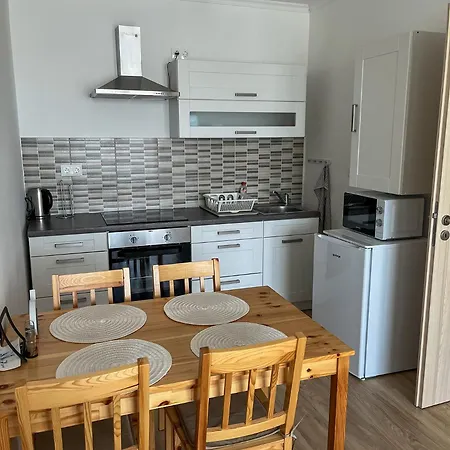 Cirkalo Ezuestpart Apartman *
